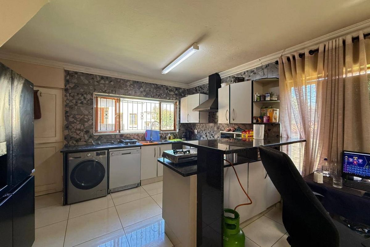 Townhouse Rental Monthly In Midrand - Photo 4