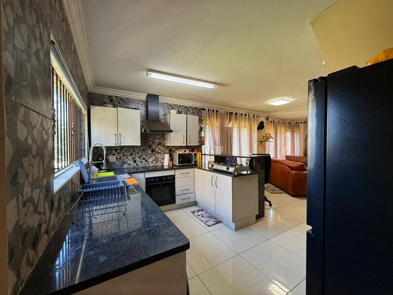 Townhouse Rental Monthly In Midrand - Photo 5