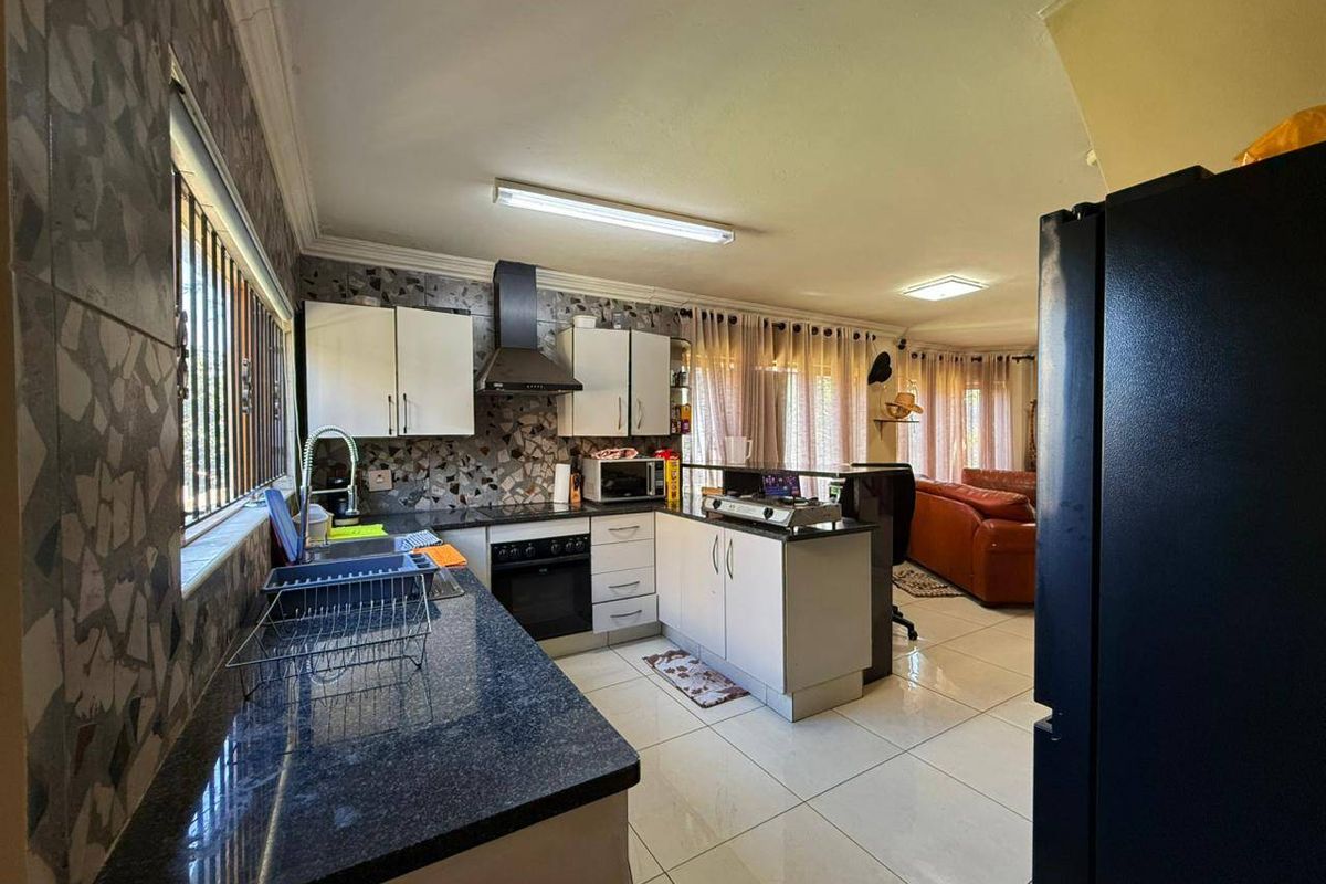 Townhouse Rental Monthly In Midrand - Photo 5