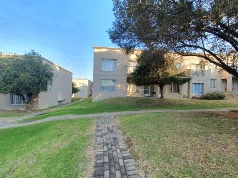 Townhouse For Sale In Sandton - Photo 2