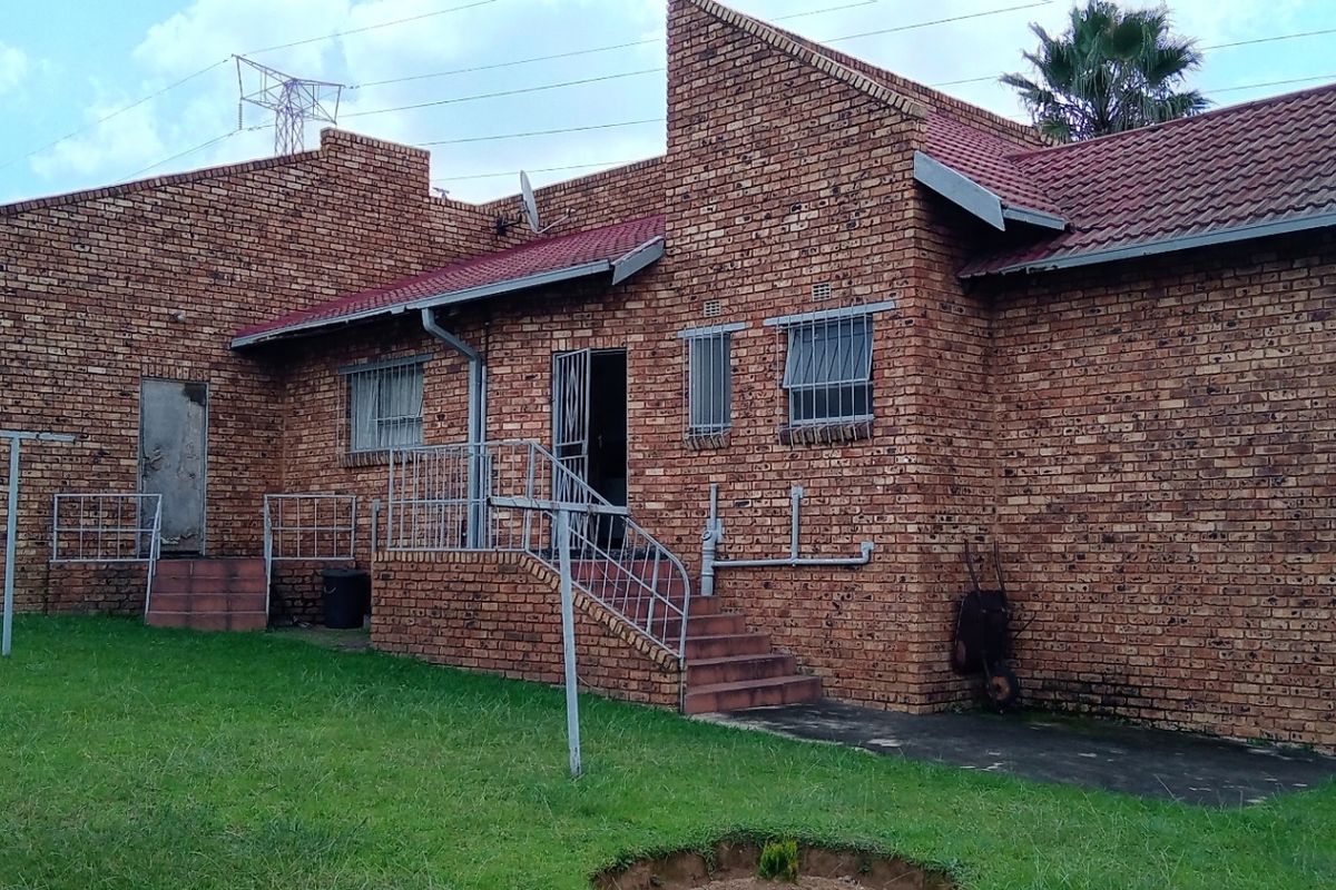 House For Sale In Witbank - Photo 2