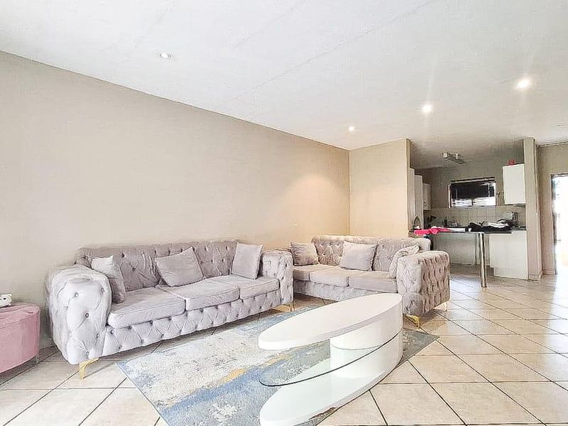 Apartment For Sale In Sandton - Photo 2