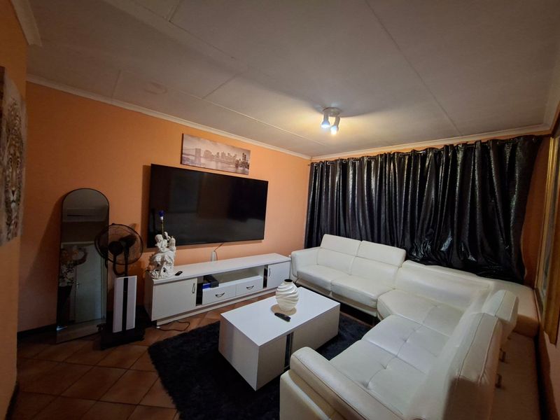 Apartment For Sale In Roodepoort - Photo 5