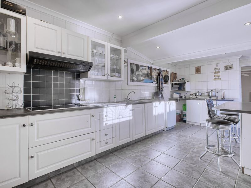 House Pending Sale In Port Elizabeth - Photo 10