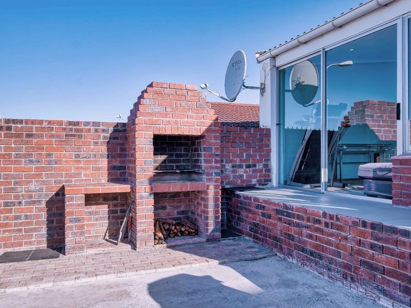 House Pending Sale In Port Elizabeth - Photo 2