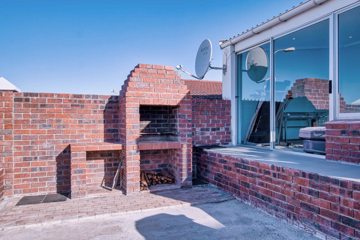 House Pending Sale In Port Elizabeth - Photo 2