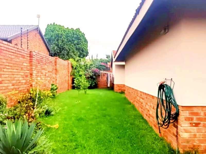 Townhouse Rental Monthly In Centurion - Photo 9