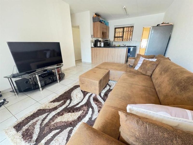 Apartment For Sale In Roodepoort - Photo 2