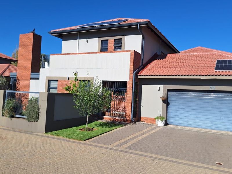 Townhouse For Sale In Bloemfontein - Photo 2