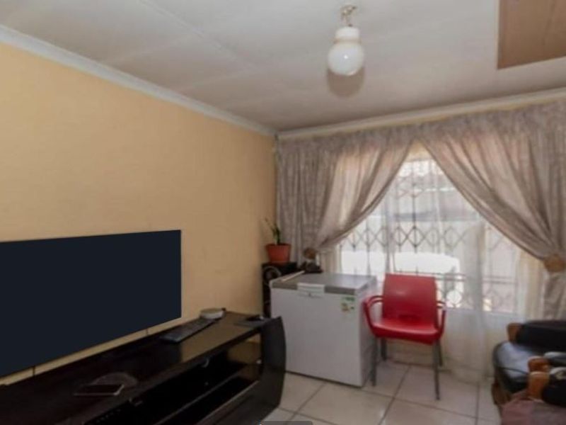 House For Sale In Benoni - Photo 2