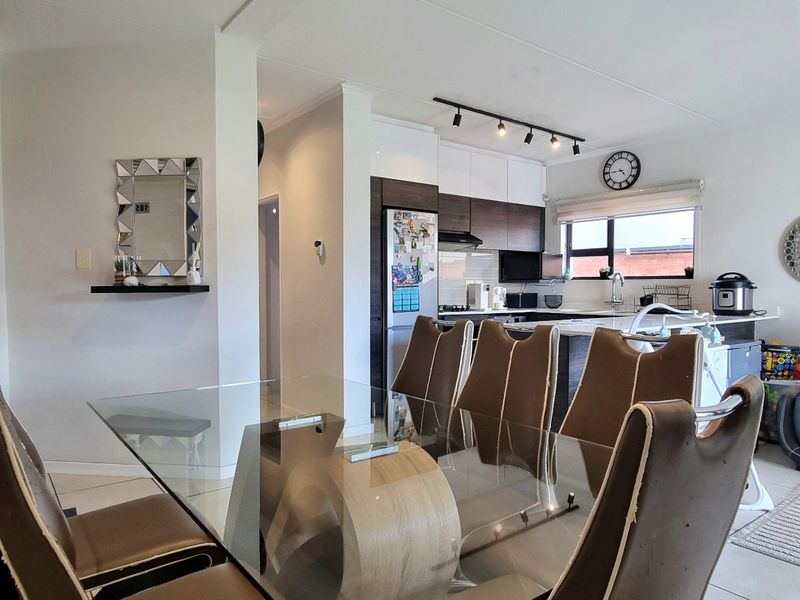 Apartment For Sale In Johannesburg - Photo 2