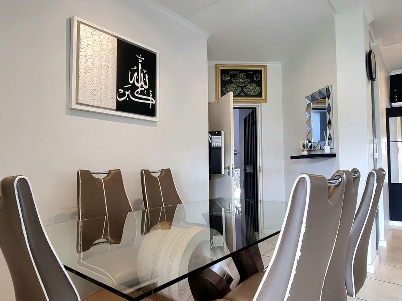 Apartment For Sale In Johannesburg - Photo 3