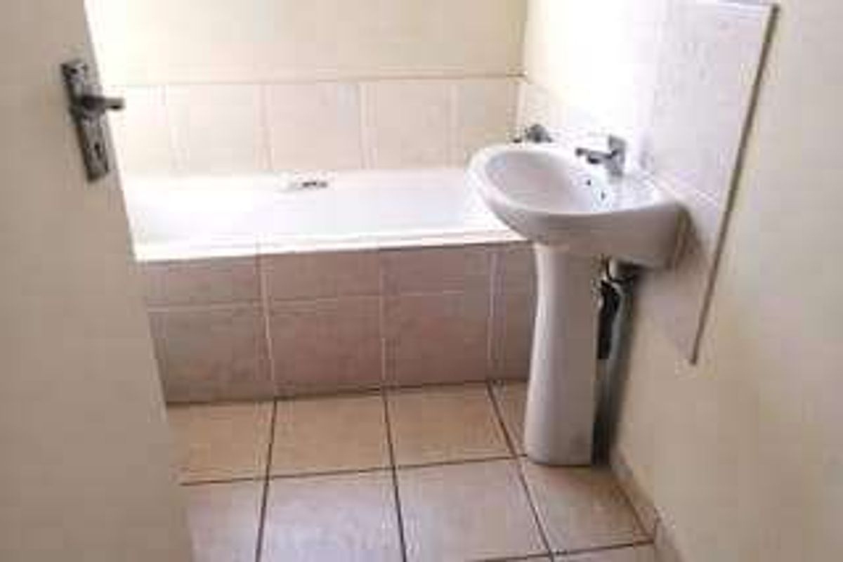 Townhouse For Sale In Akasia - Photo 5