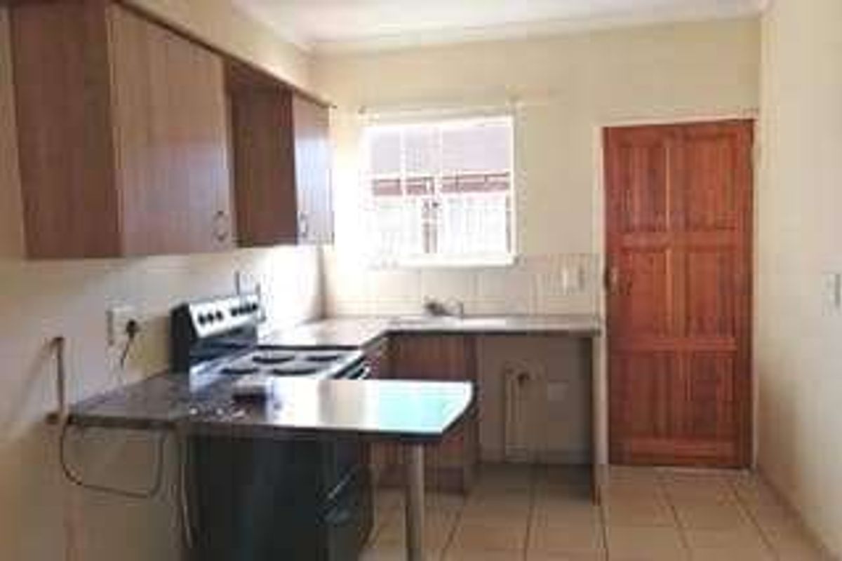 Townhouse For Sale In Akasia - Photo 2