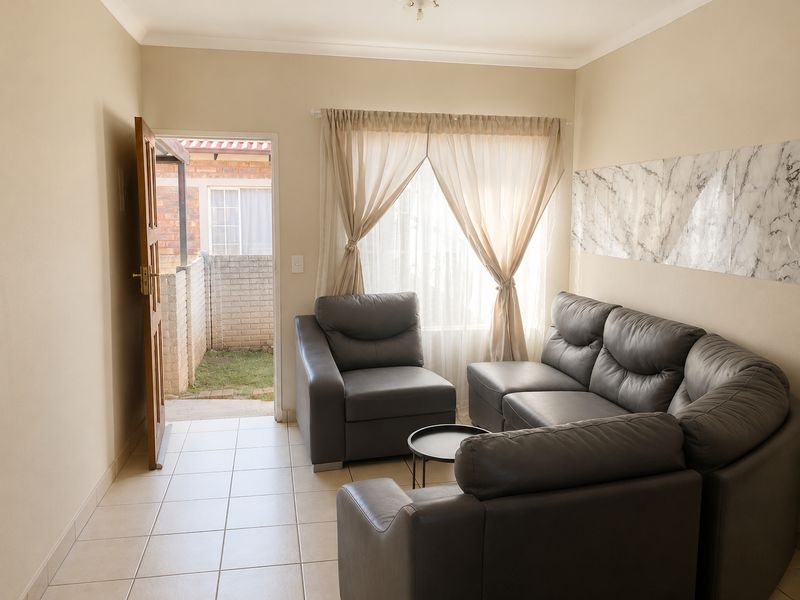 Townhouse For Sale In Akasia - Photo 4
