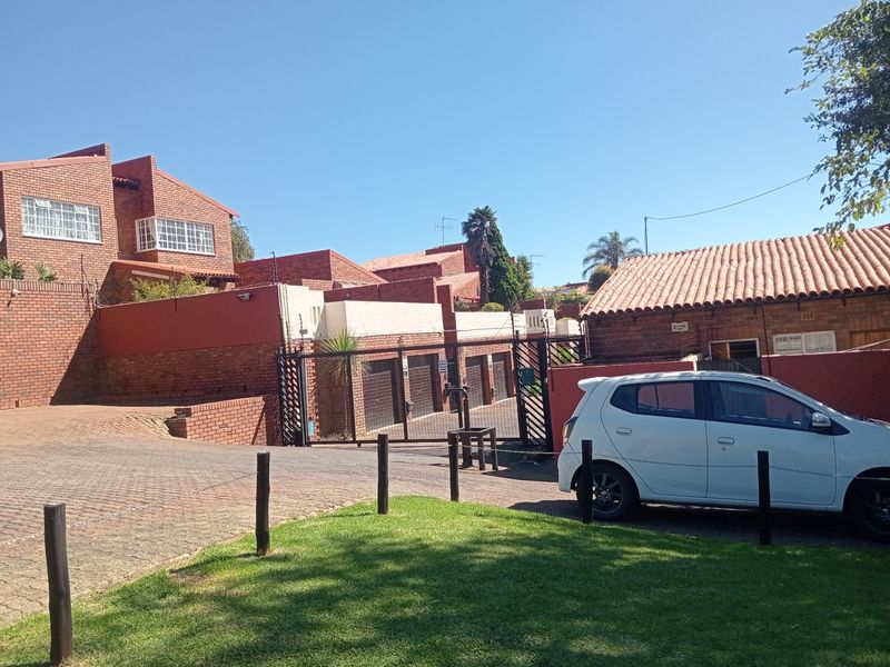 Townhouse For Sale In Johannesburg - Photo 9