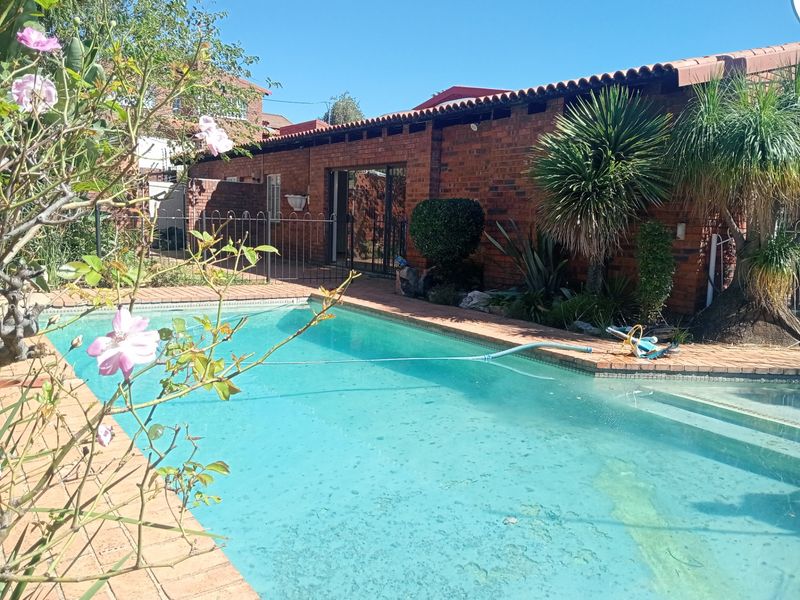 Townhouse For Sale In Johannesburg - Photo 2