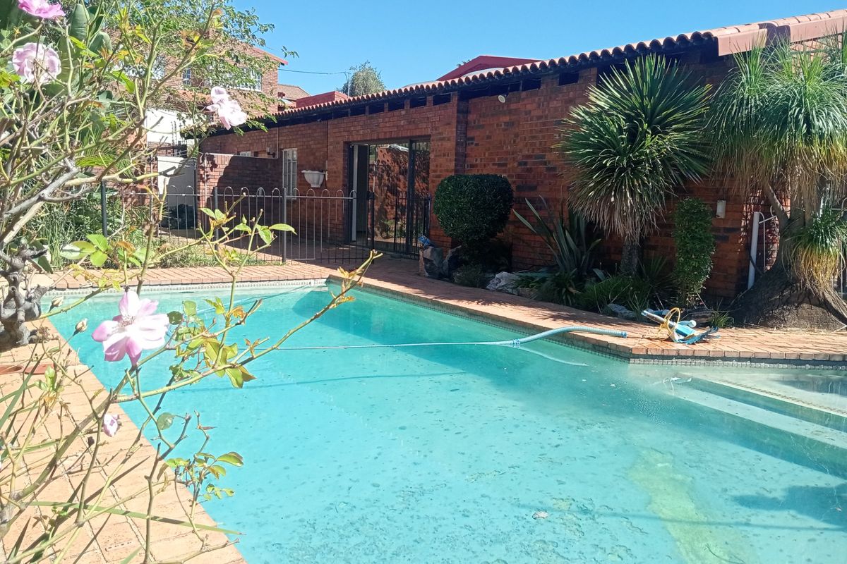 Townhouse For Sale In Johannesburg - Photo 2