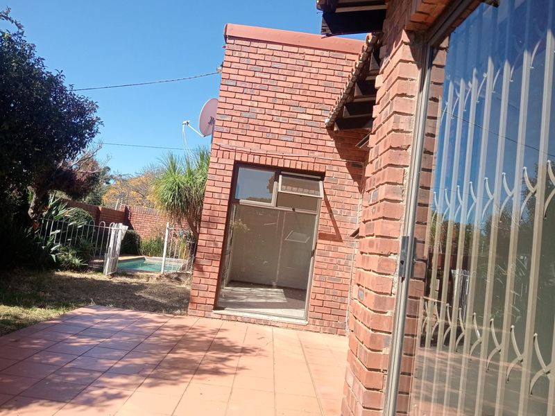 Townhouse For Sale In Johannesburg - Photo 7