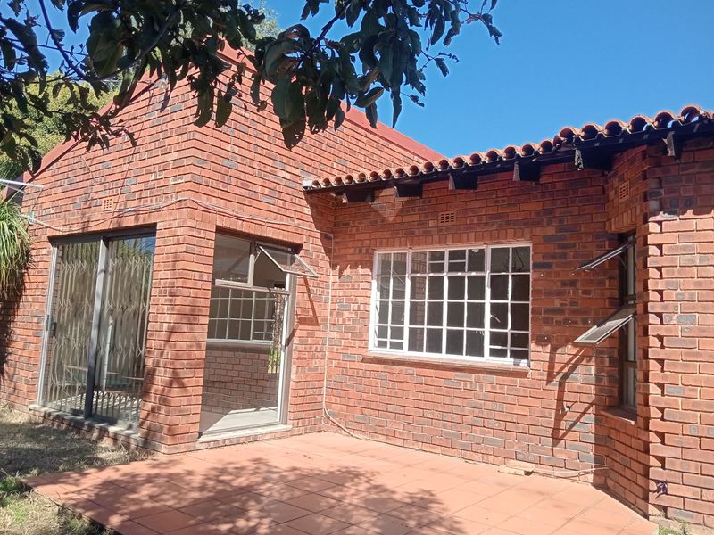Townhouse For Sale In Johannesburg - Photo 5