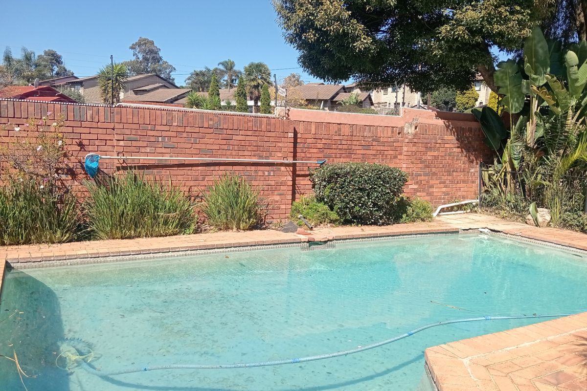 Townhouse For Sale In Johannesburg - Photo 4
