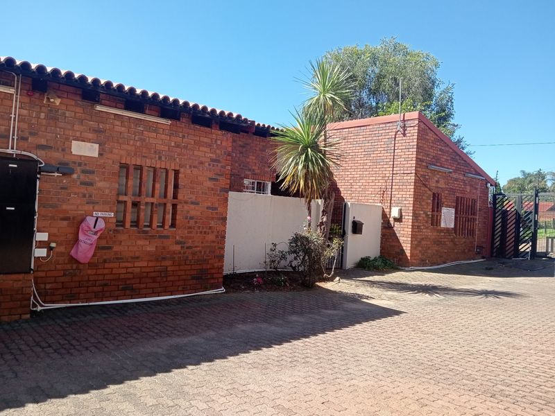Townhouse For Sale In Johannesburg - Photo 1