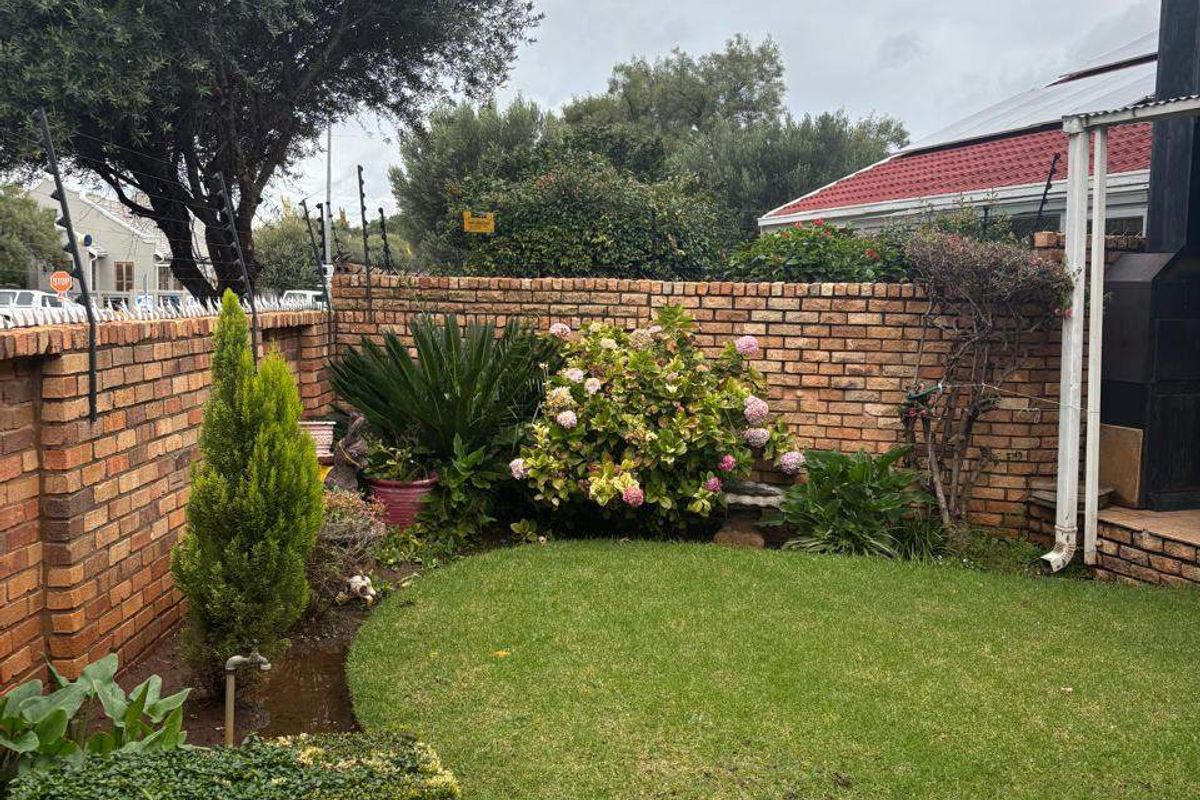 Townhouse For Sale In Kimberley - Photo 4