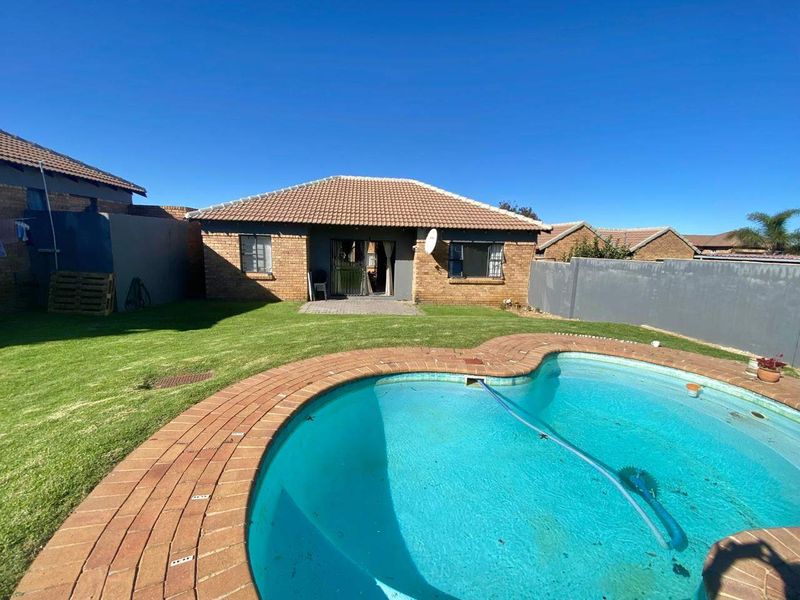 Cluster For Sale In Midrand - Photo 1