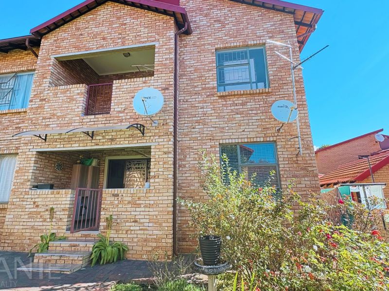 Apartment For Sale In Roodepoort - Photo 1