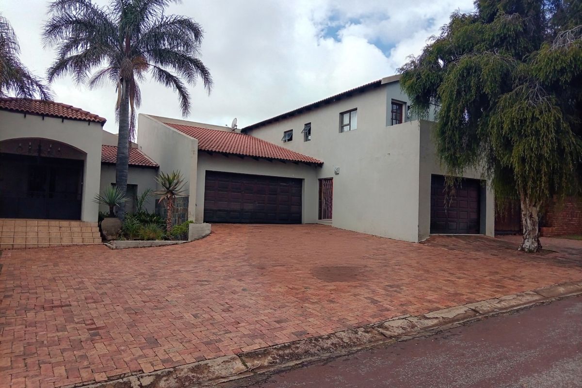 House For Sale In Witbank - Photo 2