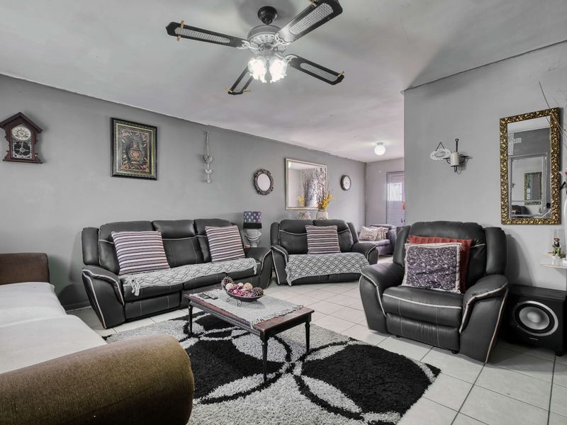 Apartment For Sale In Port Elizabeth - Photo 1