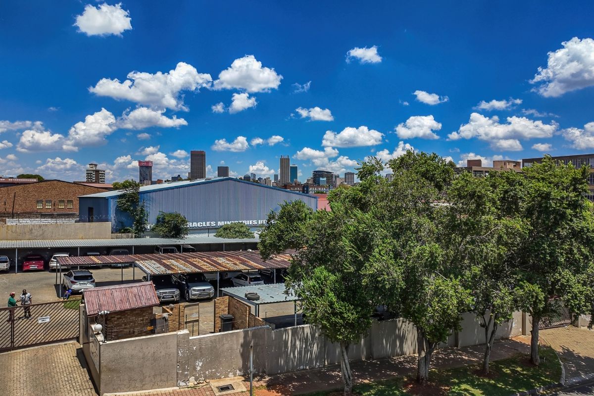 Apartment For Sale In Johannesburg - Photo 5