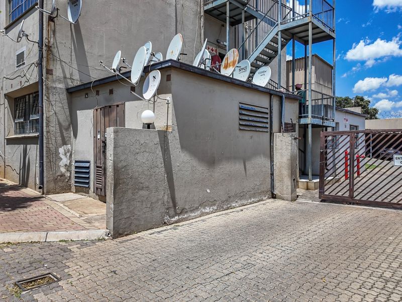 Apartment For Sale In Johannesburg - Photo 9