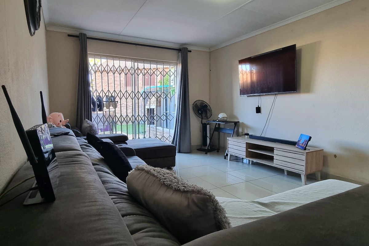 Townhouse Rental Monthly In Johannesburg - Photo 3
