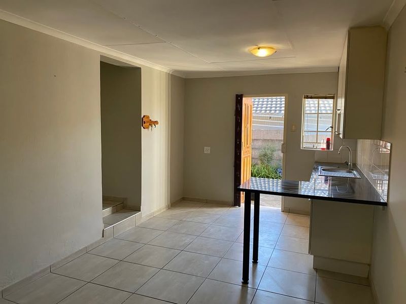 Apartment Rental Monthly In Randburg - Photo 4