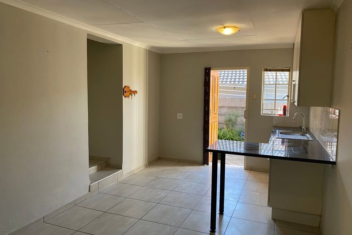 Apartment Rental Monthly In Randburg - Photo 4