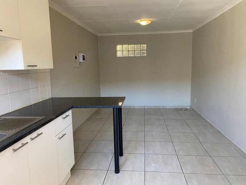 Apartment Rental Monthly In Randburg - Photo 3