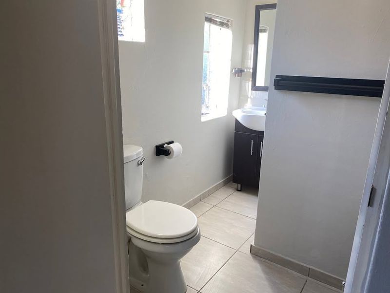 Apartment Rental Monthly In Randburg - Photo 9