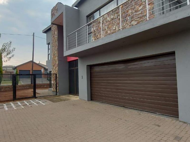 House For Sale In Midrand - Photo 1