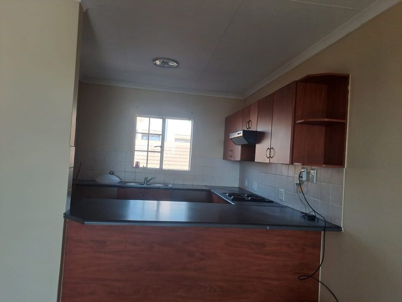 Townhouse Rental Monthly In Midrand - Photo 9