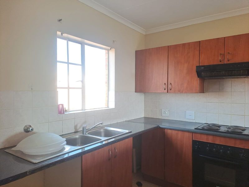 Townhouse Rental Monthly In Midrand - Photo 8