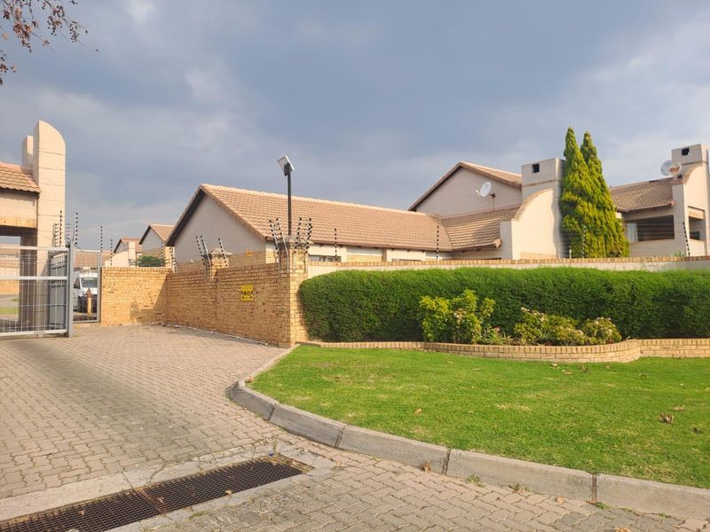 Townhouse Rental Monthly In Midrand - Photo 2
