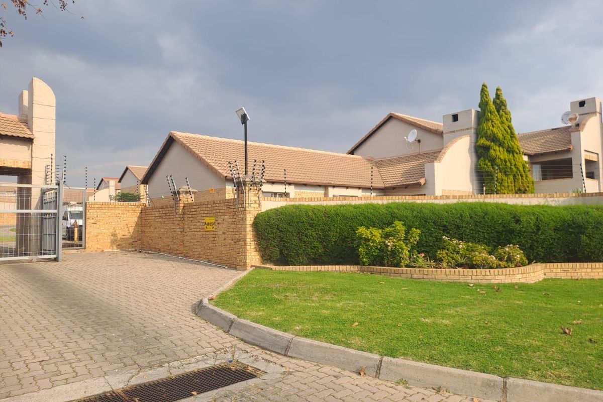 Townhouse Rental Monthly In Midrand - Photo 2