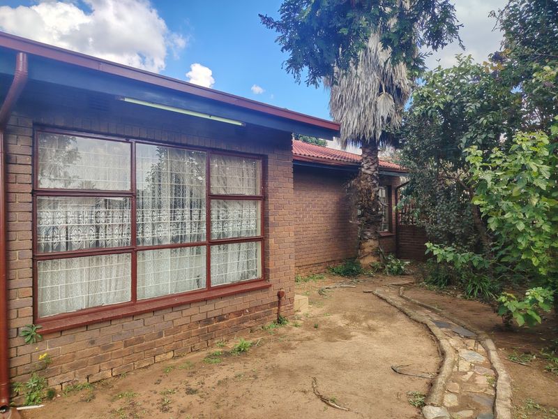 House For Sale In Johannesburg - Photo 2