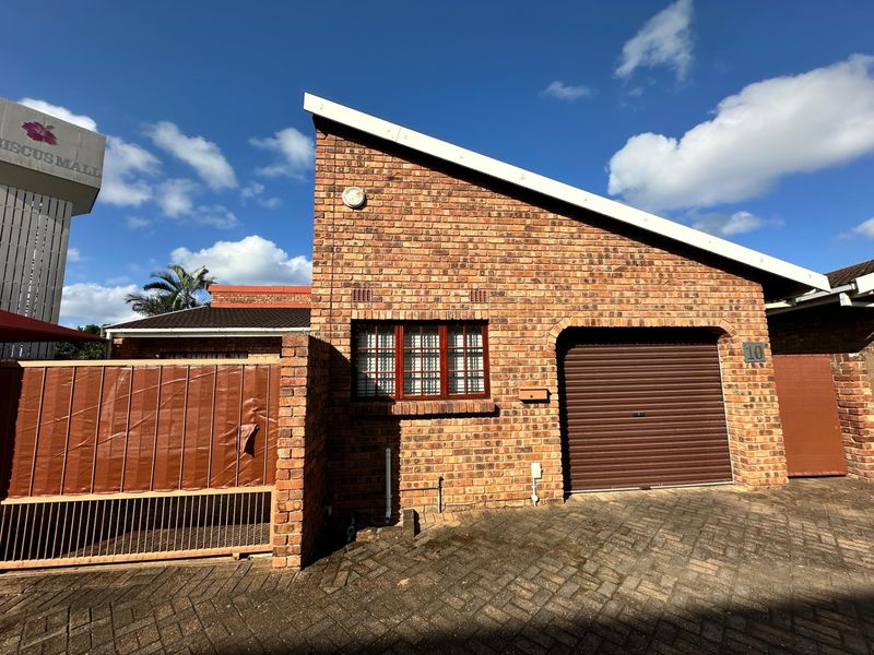 Townhouse For Sale In Margate - Photo 2