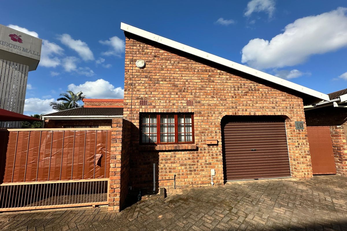 Townhouse For Sale In Margate - Photo 2