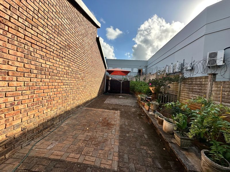 Townhouse For Sale In Margate - Photo 6