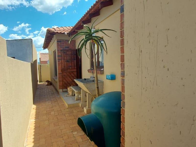 House For Sale In Johannesburg - Photo 5