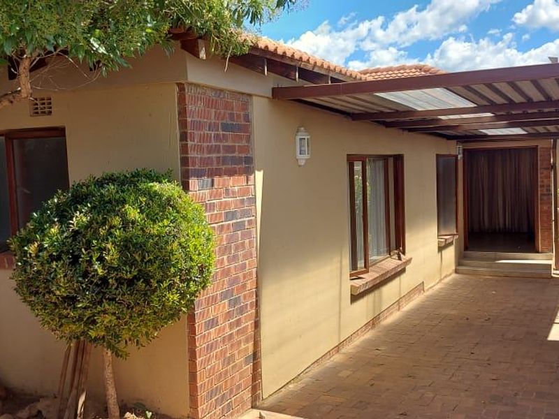 House For Sale In Johannesburg - Photo 2