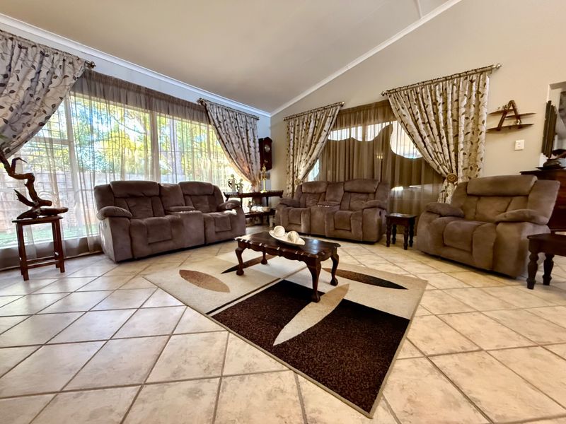 Townhouse For Sale In Bloemfontein - Photo 3